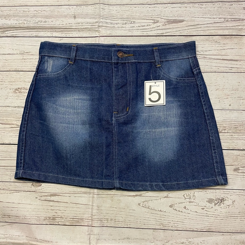 😍NWT Denim distressed, mini skirt size medium 4/6. Dark blue with pockets